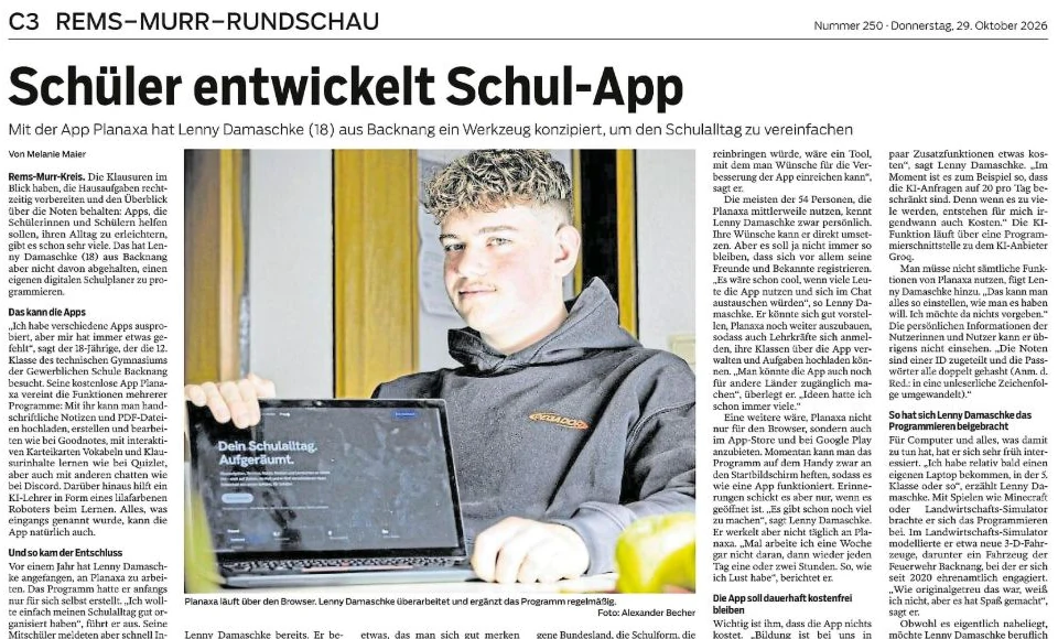 Zeitungsausschnitt aus der Rems-Murr-Rundschau vom 29. Oktober 2026: „Schüler entwickelt Schul-App“ mit Foto von Lenny Damaschke am Laptop mit Planaxa